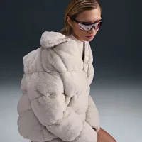 Nike Sportswear Windpuffer женская Therma-FIT Loose Faux Fur Куртка цвет коричневый