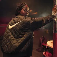 Nike Sportswear жіноча Reversible Varsity Bomber Куртка колір чорний