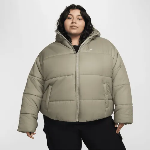 Nike Sportswear Classic Puffer жіноча Therma-FIT Loose Hooded Куртка (великі розміри) колір зелений