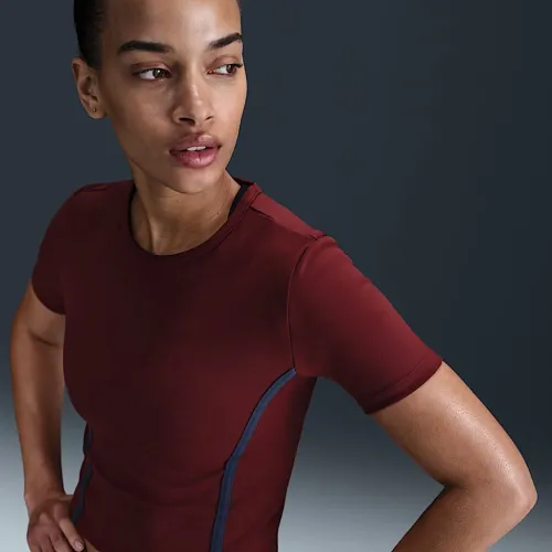 Nike One Fitted жіноча Dri-FIT Short-Sleeve Top колір червоний