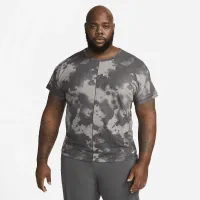Nike Dri-FIT чоловічі Allover Print Short-Sleeve Yoga Top колір сірий