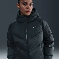 Nike Sportswear Windpuffer женская Storm-FIT Loose Hooded Down Puffer цвет зеленый