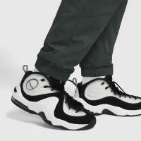 Nike Tech чоловічі Woven Taper Leg Pants колір зелений