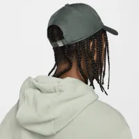 Nike Dri-FIT Club Unstructuколір червоний Metal Swoosh Cap колір зелений
