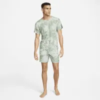 Nike Dri-FIT мужские Allover Print Short-Sleeve Yoga Top цвет серый