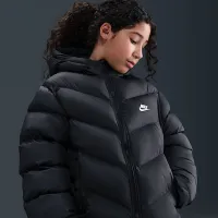 Nike Sportswear All Day Play Big дитячі Therma-FIT Loose-Fit Puffer Куртка колір чорний