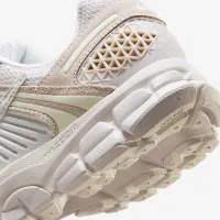 Nike Zoom Vomero 5 женская Shoe цвет серый