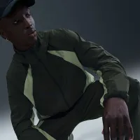 Nike Tech мужские Dri-FIT Woven Color-Block Windrunner Loose Куртка цвет зеленый