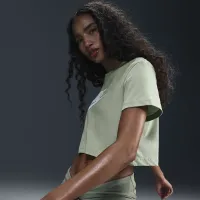 Nike Sportswear Essential женская Cropped Logo футболка цвет зеленый