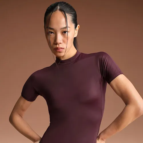 NikeSKIMS Shine жіноча Mock-Neck Short-Sleeve Top колір червоний