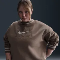 Nike Sportswear Phoenix Fleece женская оверсайз Graphic Crew-Neck свитшот (большие размеры) цвет коричневый