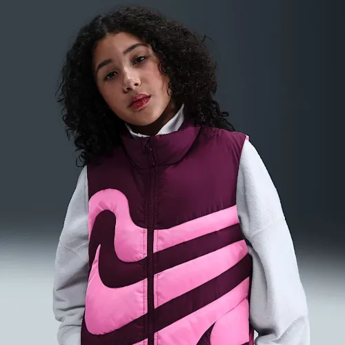Nike Sportswear Swoosh Big детские (Girls') Therma-FIT Loose Puffer Vest цвет красный