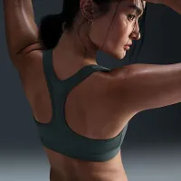 Nike Swoosh Light Support женская Non-Padded Sports Bra цвет зеленый