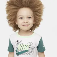 Nike Sportswear Create Your Own Adventure Toddler футболка and шорти комплект колір зелений