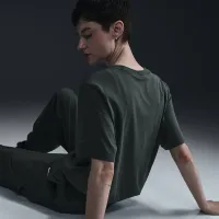 Nike Sportswear женская Loose Short-Sleeve Graphic футболка цвет зеленый