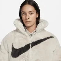 Nike Sportswear Essential жіноча оверсайз Faux Fur Puffer колір коричневий