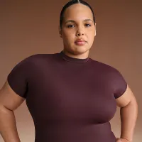 NikeSKIMS Shine жіноча Mock-Neck Short-Sleeve Top колір червоний