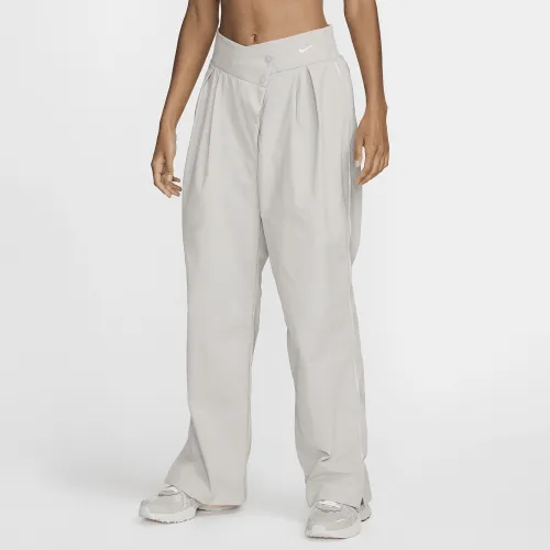 Nike Sportswear Collection женская Mid-Rise Repel Asymmetrical-Waist Trousers цвет серый