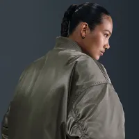 Nike Sportswear женская Therma-FIT Reversible Bomber Куртка цвет зеленый