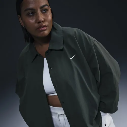Nike Sportswear Essential женская оверсайз UV Woven Coaches' Куртка (большие размеры) цвет зеленый