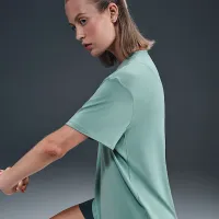 Nike One Relaxed женская Dri-FIT Short-Sleeve Top цвет зеленый